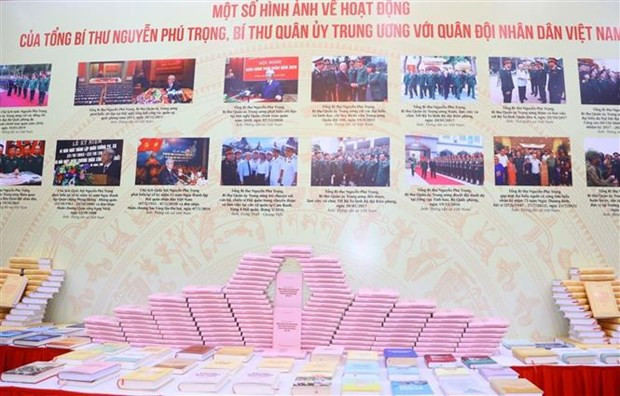 Le livre du Secrétaire général Nguyên Phu Trong sur les lignes militaires et les stratégies de défense. Photo : VNA.