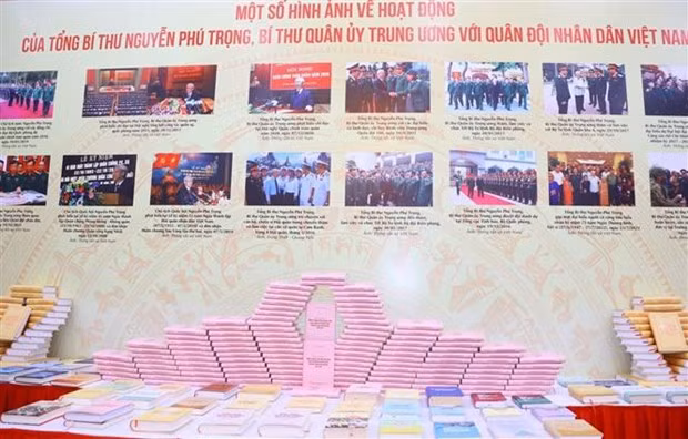 Le livre du Secrétaire général Nguyên Phu Trong sur les lignes militaires et les stratégies de défense. Photo : VNA.