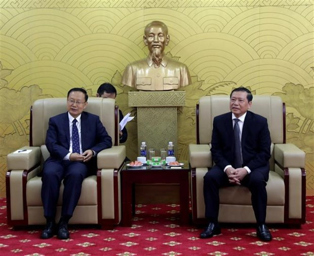 Le chef adjoint permanent de la Commission de la sensibilisation et de l’éducation du Comité central du PCV, Lai Xuân Môn avec le directeur adjoint du Département de la publicité du Comité central du PCC et directeur du Bureau de l’information du Conseil des affaires d’Etat, Sun Yeli. Photo : VNA
