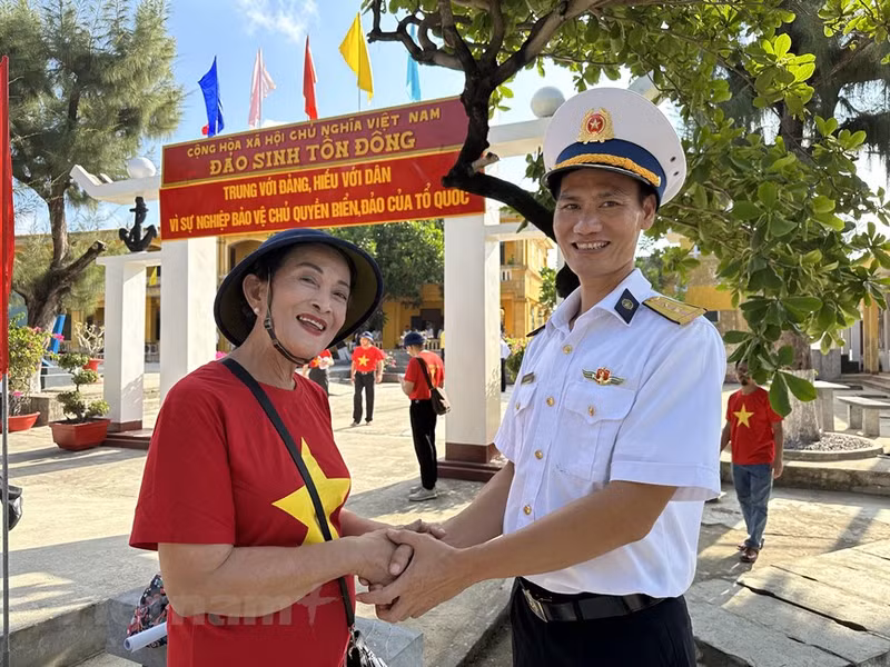 Hoàng Thi Lai (68 ans), une expatriée thaïlandaise, bien qu’elle soit la plus âgée de la délégation, surprend toujours tout le monde par son enthousiasme. Sur la photo, Mme Lai en conversation avec un soldat sur l’île de Sinh Tôn Dông.
