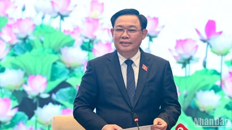 Le Président de l'AN Vuong Dinh Huê prend la parole. Photo : NDEL.