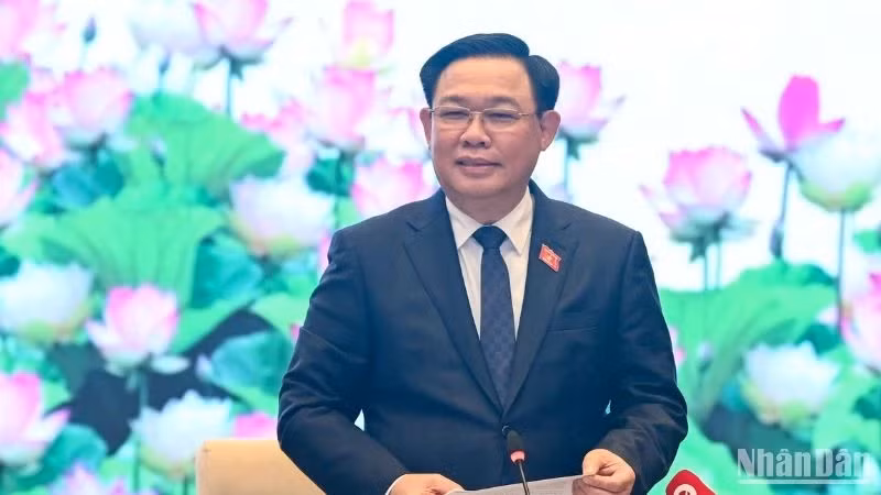 Le Président de l'AN Vuong Dinh Huê prend la parole. Photo : NDEL.