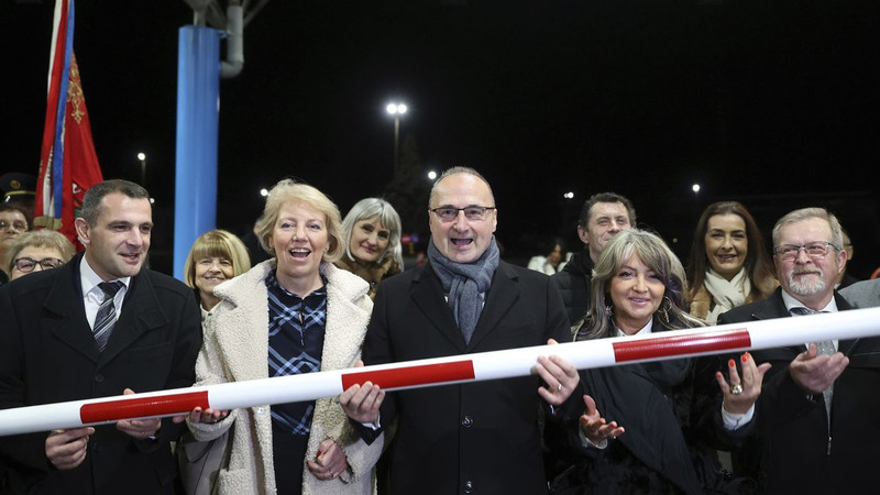 Le ministre croate des Affaires étrangères et européennes, Goran Grlic-Radman (au centre), levant une barrière de passage à la frontière à Gorican, le 1er janvier 2023. Photo : https://www.20minutes.fr/