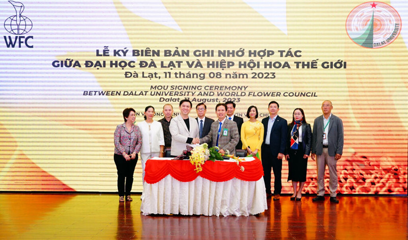 Cérémonie de signature de l’aide-mémoire de coopération entre l’Université de Dà Lat et le Conseil mondial des fleurs, le 11 août dans la ville de Dà Lat. Photo : VNA. 