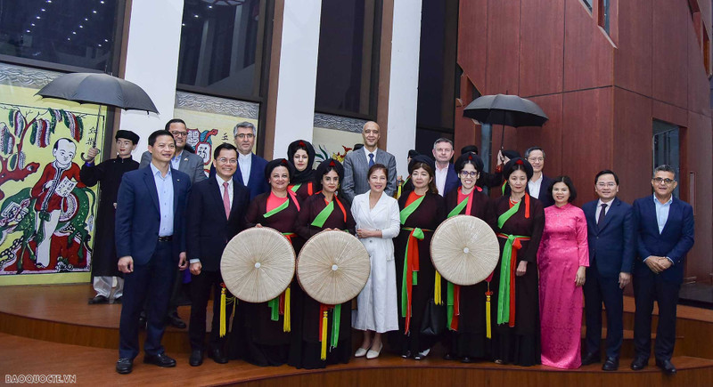 Des diplomates et hommes d'affaires étrangers prennent des photos à cette occasion. Photo : baoquocte.vn