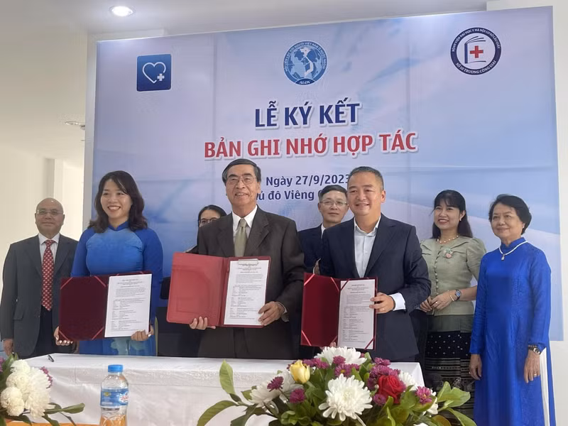 Signature de coopération entre l'hôpital international La Vie, l'hôpital universitaire médical de Hanoï et l'Association de liaison des Vietnamiens d'outre-mer. Photo : thoidai.com.vn Signature de coopération entre l'hôpital international La Vie, l'hôpital universitaire médical de Hanoï et l'Association de liaison des Vietnamiens d'outre-mer. Photo : thoidai.com.vn