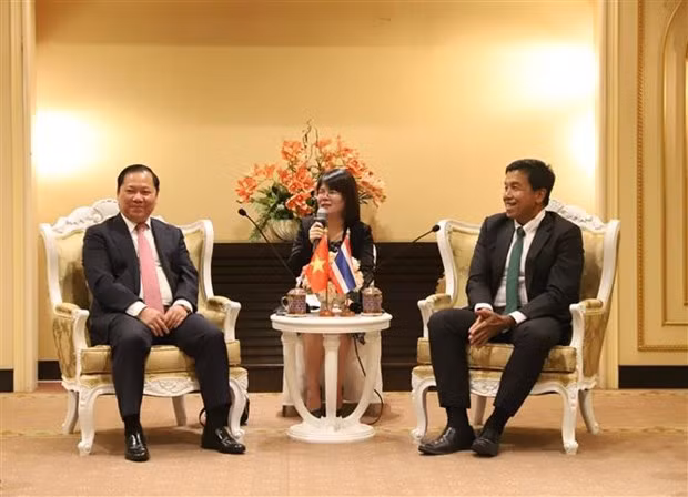 Nguyên Phi Long, secrétaire du Comité provincial du Parti de Hoa Bing (à gauche) et le gouverneur de la ville de Bangkok, Chadchart Sittipunt. Photo : VNA.