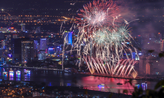 Un feu d'artifice le long de la rivière Hàn au Festival international des feux d'artifice de Dà Nang en 2019. Photo : vnexpress.net