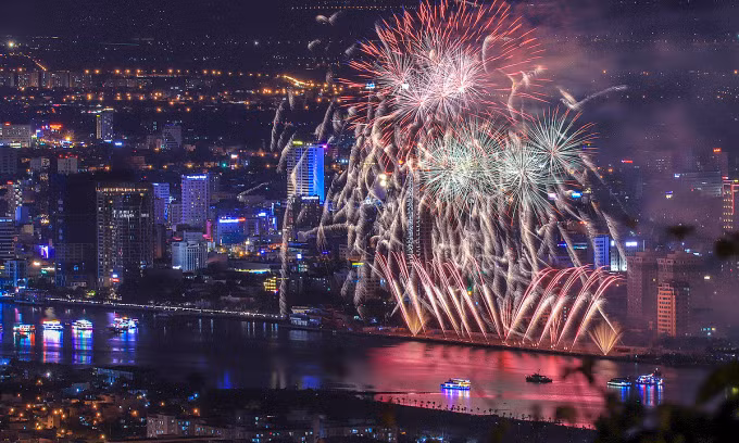 Un feu d'artifice le long de la rivière Hàn au Festival international des feux d'artifice de Dà Nang en 2019. Photo : vnexpress.net