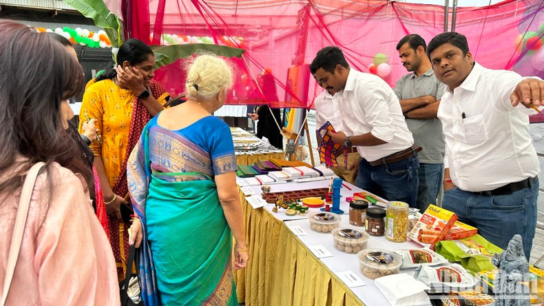 Les visiteurs de l'événement ont eu la chance de déguster des plats traditionnels de l'Inde. Photo : NDEL.