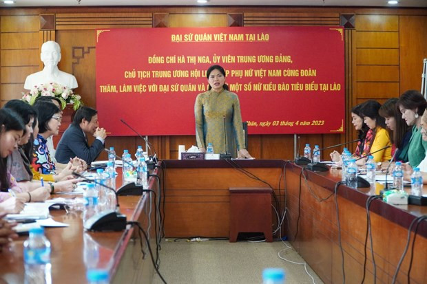 La présidente de l’Union des Femmes vietnamiennes, Hà Thi Nga, à la rencontre des femmes vietnamiennes exemplaires à Vientiane. Photo : VNA.