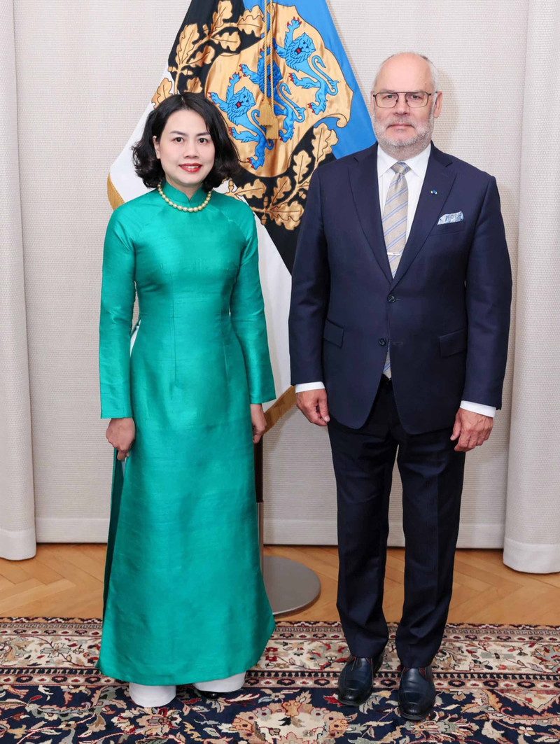 L’ambassadrice Pham Thi Thanh Binh (à gauche) et le Président estonien Alar Karis à Tallinn. Photo : baoquocte.vn