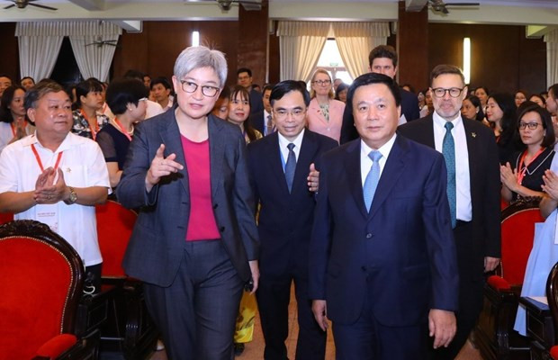 Le prof.-docteur Nguyên Xuân Thang, directeur de l’Académie nationale de politique Hô Chi Minh, et la sénatrice Penny Wong, ministre australienne des Affaires étrangères, coprésident le forum. Photo: VNA