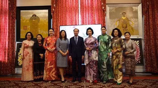L'ambassadeur Nguyên Quôc Dung et les épouses des ambassadeurs de plusieurs pays lors de l'événement. Photo : VNA