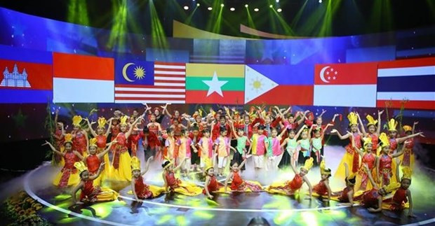Un spectacle d'enfants de l'ASEAN lors de la soirée d'ouverture du Festival des enfants de l'ASEAN+ 2017. Photo : VNA.