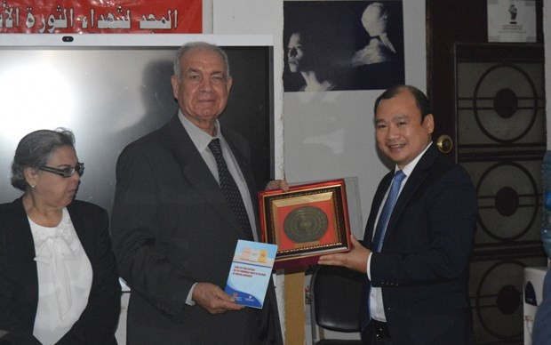 Lê Hai Binh, membre suppléant du Comité central du PCV, chef adjoint de la Commission de la sensibilisation et de l'éducation du Comité central du PCV et chef adjoint permanent du Comité directeur du Service d'information pour l’étranger, et des représentants du Parti socialiste d’Egypte. Photo: VOV