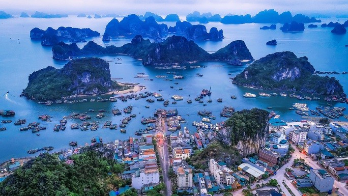 Vân Dôn se définit comme une ZE maritime multisectorielle, un tourisme maritime et insulaire de haut niveau, des services généraux. Photo : baoquocte.vn