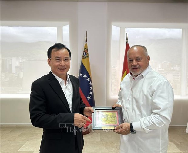 Nguyên Lâm, chef adjoint de la Commission de sensibilisation auprès de masse du Comité central du Parti communiste du Vietnam (à gauche) et Diosdado Cabello Rondón, premier vice-président du Parti socialiste unifié du Venezuela (PSUV). Photo : VNA