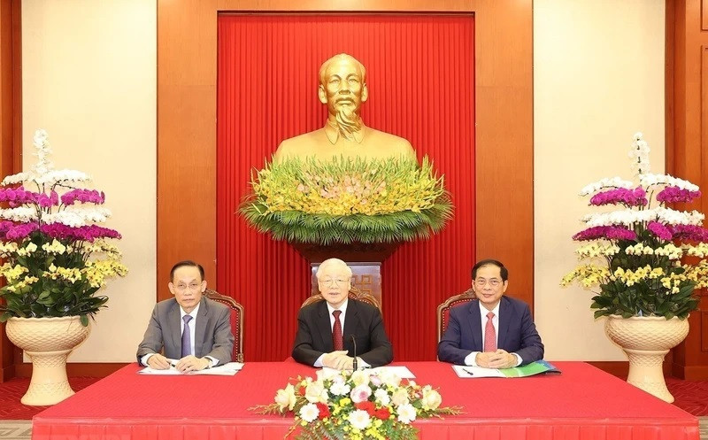 Le Secrétaire général Nguyên Phu Trong (au centre) lors de son entretien téléphonique de haut niveau avec le Président français Emmanuel Macron. Photo : NDEL.