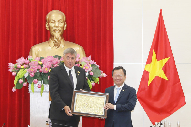 Le président par intérim du Comité populaire de la province de Quang Ninh (à droite), Cao Tuong Huy et le ministre-président du gouvernement flamand de Belgique, Jan Jambon. Photo : baoquangninh.vn