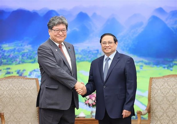 Le Premier ministre Pham Minh Chinh (à droite) serre la main du chef du département de recherche sur les politiques du LDP, Hagiuda Koichi, à Hanoi, le 10 juillet. Photo : VNA