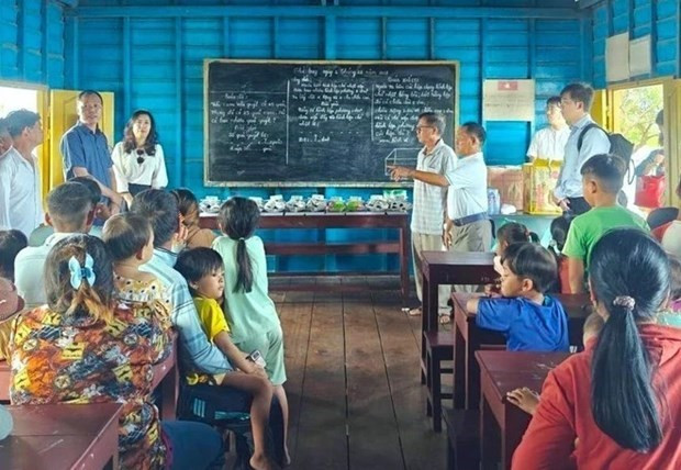 La mission du ministère vietnamien des Affaires étrangères visite une classe d'enfants d'origine vietnamienne dans le village flottant de Kbal Tao, commune de Koh Chiveang, district d'Ek Phnom, province de Battambang, Cambodge. Photo : VNA.