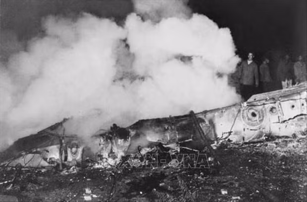 L'épave d'un bombardier américain B-52 tiré par les soldats vietnamiens dans la nuit du 26 décembre 1972. Photo : VNA.
