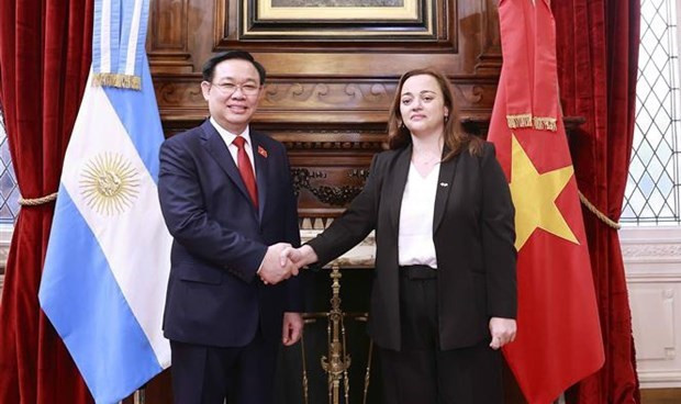 Le Président de l’Assemblée nationale du Vietnam, Vuong Dinh Huê (à gauche) et la présidente de la Chambre des Députés d’Argentine, Cecilia Moreau, se serrent la main, à Buenos Aires, le 24 avril. Photo : VNA