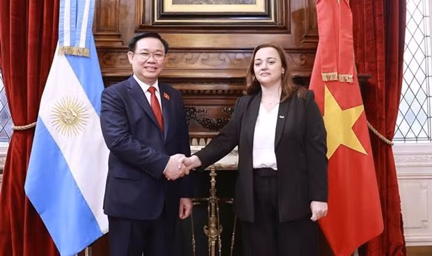 Le Président de l’Assemblée nationale du Vietnam, Vuong Dinh Huê (à gauche) et la présidente de la Chambre des Députés d’Argentine, Cecilia Moreau, se serrent la main, à Buenos Aires, le 24 avril. Photo : VNA