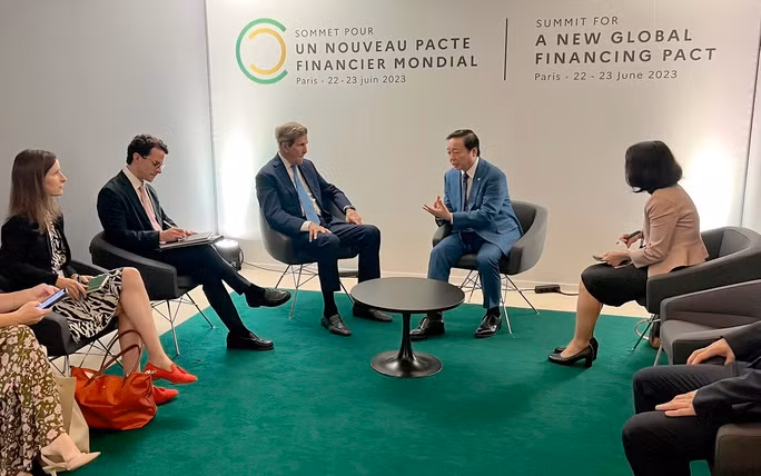 Le Vice-Premier ministre Trân Hông Hà (à droite) et John Kerry, envoyé spécial des États-Unis pour le climat. Photo: VNA