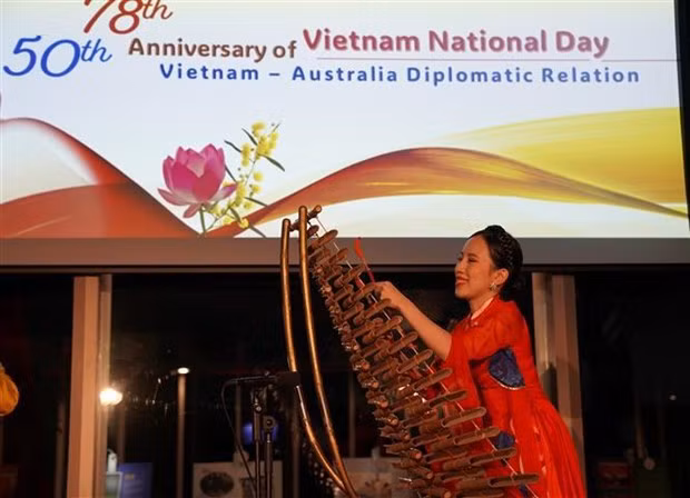 Un numéro artistique présenté lors de la célébration du 78e anniversaire de la Fête nationale du Vietnam. Photo : VNA.