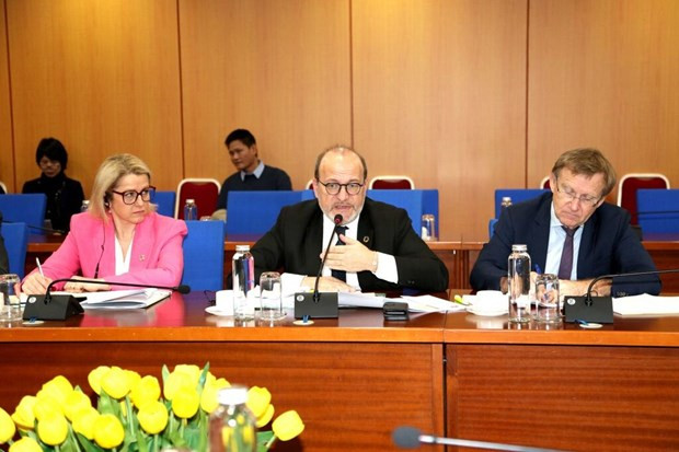 Le directeur général de l'AFD, Rémi Rioux (centre), présente le nouveau pacte financier, le sujet central de sa visite au Vietnam. Photo : baotaichinh.vn