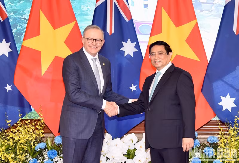 Le Premier ministre vietnamien, Pham Minh Chinh (à droite) et son homologue australien, Anthony Albanese, le 4 juin à Hanoi. Photo : NDEL.