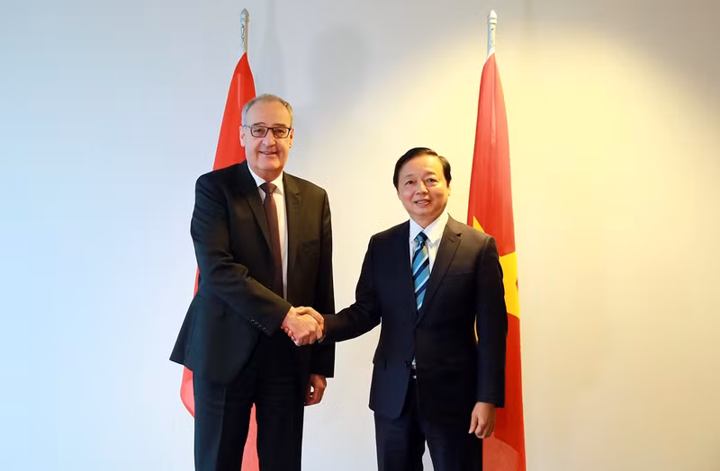 Le Vice-Premier ministre Trân Hông Hà (à droite) et le conseiller fédéral suisse à l'économie, à la formation et à la recherche Guy Parmelin. Photo : congthuong.vn.