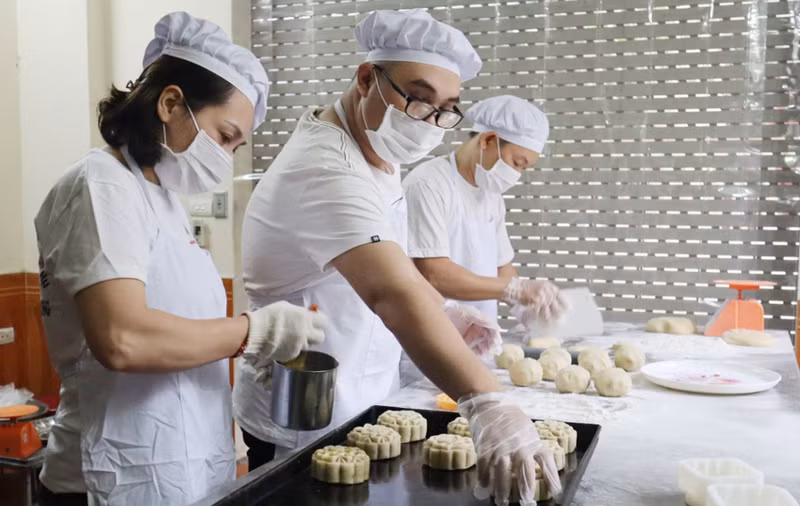 Dans un établissement du village de confection de gâteaux et de bonbons de Nôi Am. Photo : hanoimoi.com.vn