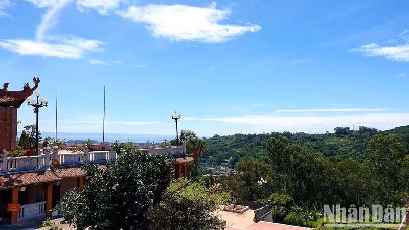 Les voyageurs devraient visiter la tour Tuong Long d’avril à octobre ou de janvier à mai, car le temps est favorable, agréable et pratique pour voyager pendant ces périodes.