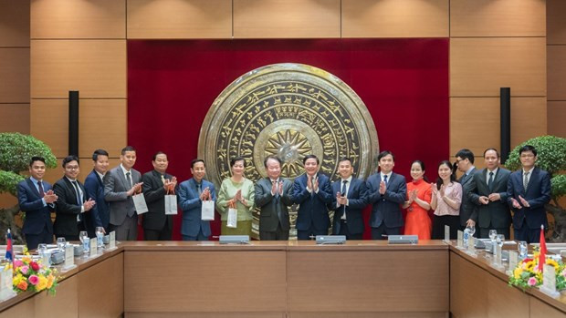 Les deux délégations vietnamienne et cambodgienne. Photo : VNA.