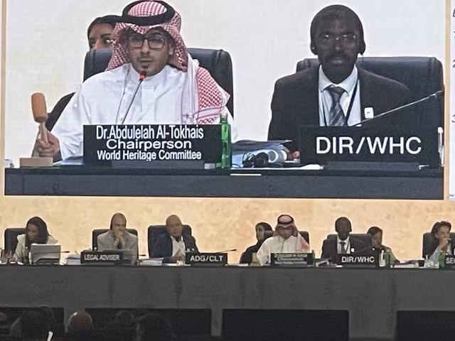 Le Dr Abdulelah Al Tokhais, président du Comité du patrimoine mondial, frappe le marteau pour approuver la demande de reconnaissance de la baie d'Ha Long - archipel de Cat Ba comme site du patrimoine naturel mondial lors de la 45e session. Photo : baoquangninh.vn