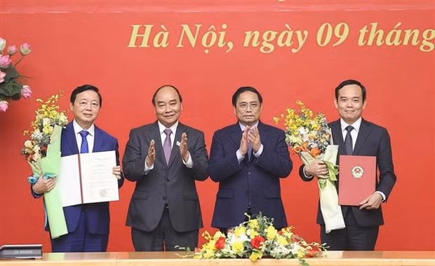 Le Président Nguyên Xuân Phuc et le Premier ministre Pham Minh Chinh lors de la cérémonie de remise des décisions de nomination aux Vice-Premiers ministres Trân Hông Hà (1er, à gauche) et Trân Luu Quang (1er, à droite), à Hanoi, le 9 janvier. Photo : VNA.