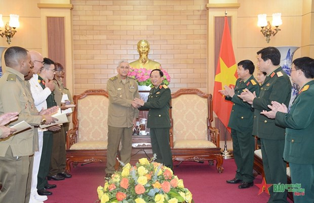 Le général de corps d’armée Trinh Van Quyêt, membre du Comité centre du Parti, vice-président du Département général des politiques de l'Armée populaire du Vietnam (à droite) et le général de brigade Marcelo Perez, chef adjoint de la politique ministère des Forces armées révolutionnaires de Cuba. Photo : qdnd.vn 
