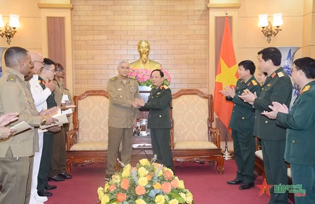 Le général de corps d’armée Trinh Van Quyêt, membre du Comité centre du Parti, vice-président du Département général des politiques de l'Armée populaire du Vietnam (à droite) et le général de brigade Marcelo Perez, chef adjoint de la politique ministère des Forces armées révolutionnaires de Cuba. Photo : qdnd.vn 