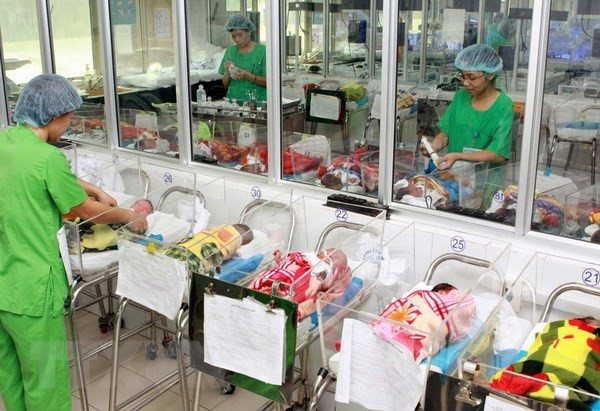 Soin de nouveaux-nés à l'Hôpital central d'obstétrique et de gynécologie de Hanoï. Photo : VNA.