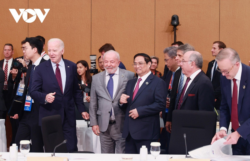 Le Premier ministre vietnamien, Pham Minh Chinh, et des délégués lors de la session "Vers un monde pacifique, stable et prospère". Photo : VOV.