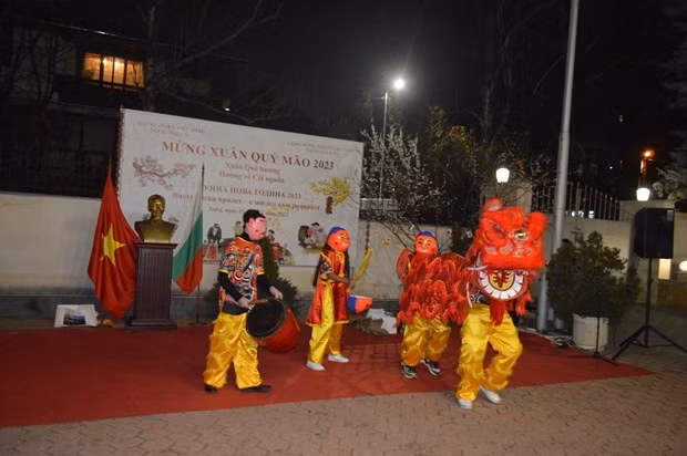 Danse de lion lors d'une cérémonie à l'ambassade du Vietnam en Bulgarie. Photo : thanhnien.vn