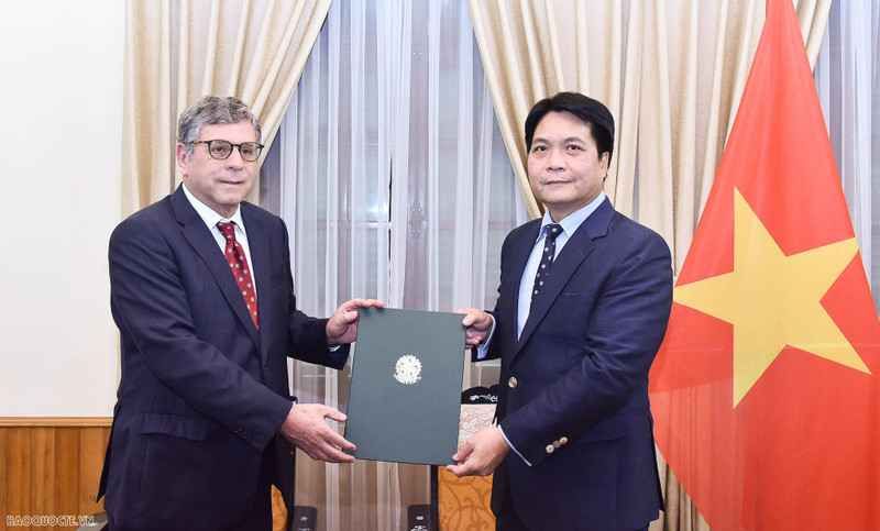 L’ambassadeur Nguyên Viêt Dung, directeur du Département du Protocole d’État du Vietnam (à droite) et l’ambassadeur du Brésil au Vietnam, Marco Farani. Photo : baoquocte.vn