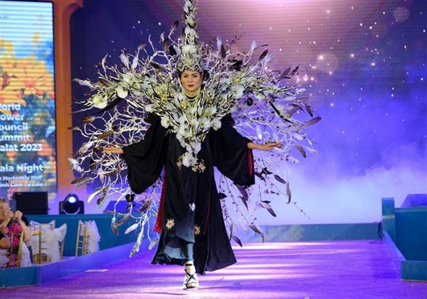 Représentation au concours de compositions florales lors du Sommet du Conseil mondial des fleurs 2023. Photo: VNA