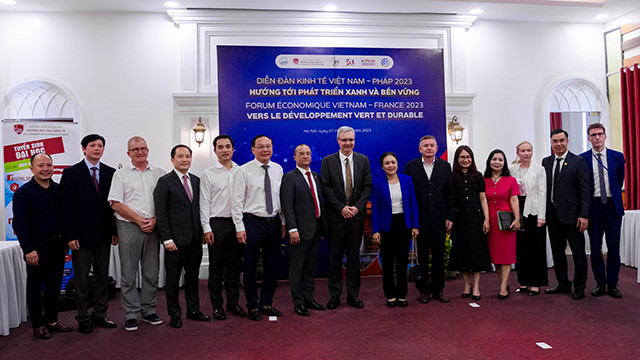 Des invités lors du forum économique Vietnam - France 2023 intitulé « Vers un développement vert et durable », le 7 juillet à Hanoï. Photo : Tùng Chi/NDEL