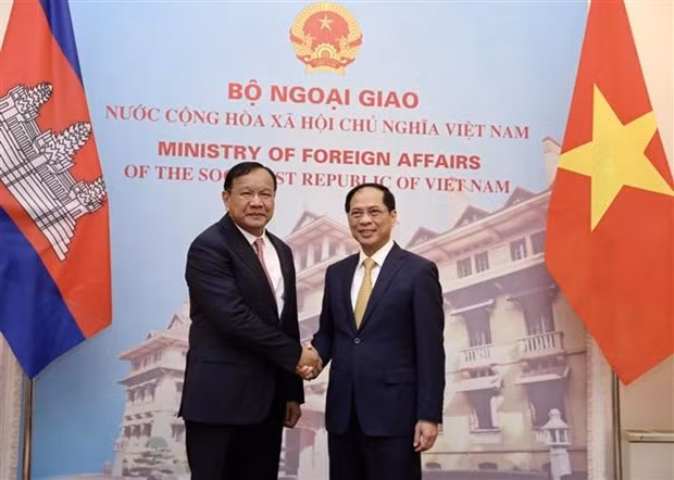 Le ministre des Affaires étrangères, Bùi Thanh Son (à droite), et le Vice-Premier ministre et ministre cambodgien des Affaires étrangères et de la Coopération internationale, Prak Sokhonn. Photo : VNA. 