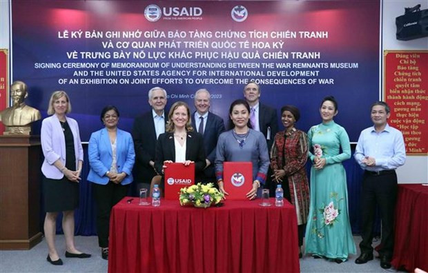 Lors de la cérémonie de signature du protocole d’accord de coopération dans le règlement des conséquences de guerre entre l'USAID et le Musée des vestiges de guerre. Photo : VNA.