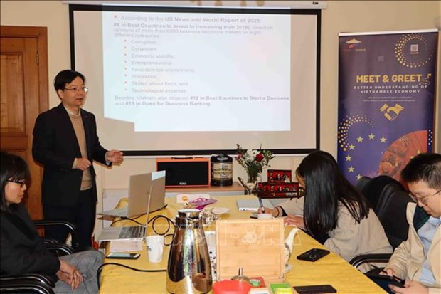 Le conseiller au commerce du Vietnam en Belgique et en UE, Trân Ngoc Quân, présente le climat de l'investissement et des affaires au Vietnam. Photo : VNA.